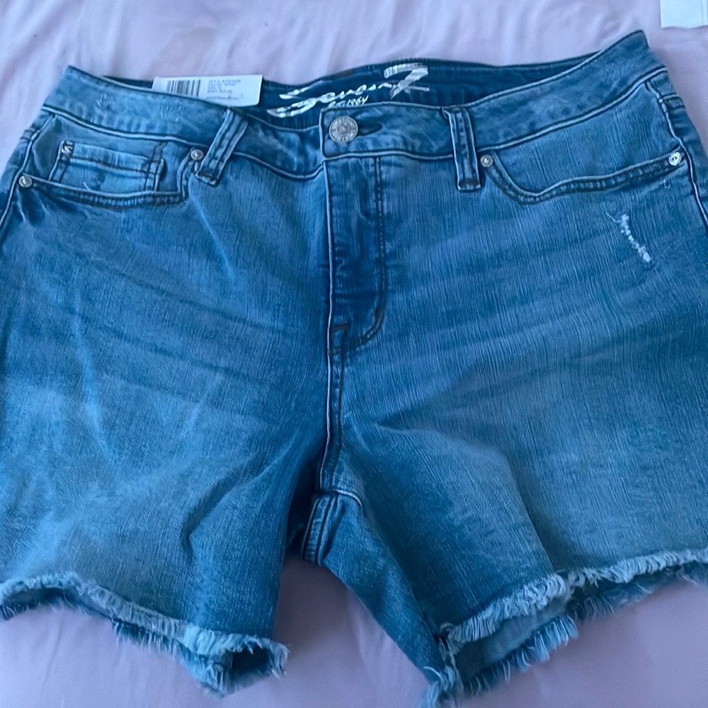 Shorts that don’t fit me as they are size 12 and im a 8😅